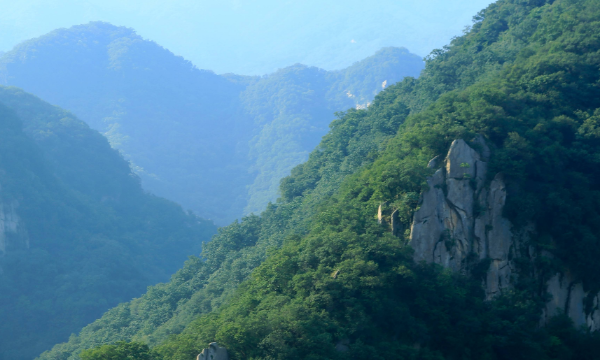 崇山峻岭的近义词和反义词,高山峻岭的近义词是什么图1